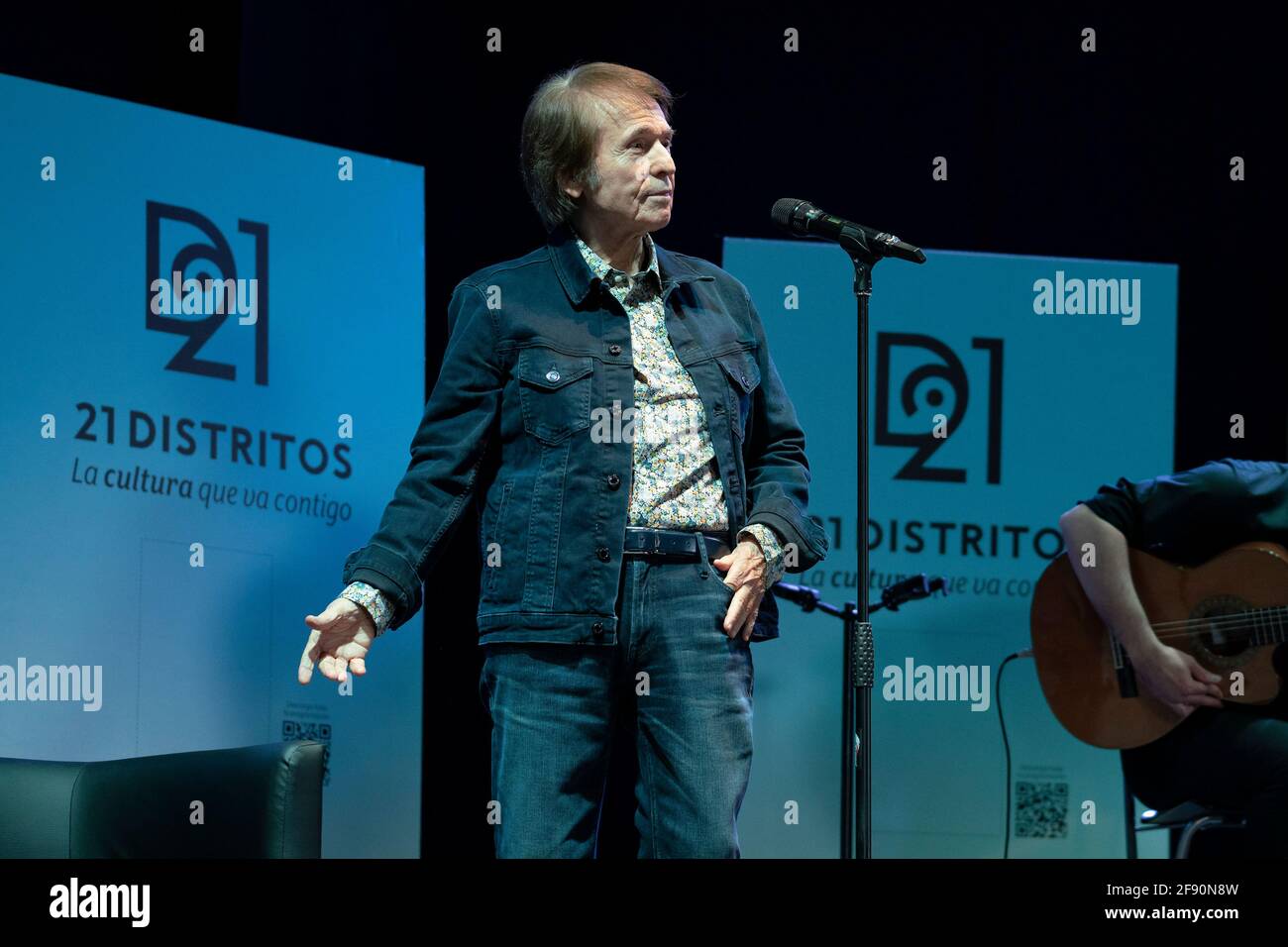 El cantante español Miguel Rafael Martos aka Raphael actúa en directo en el escenario durante una reunión con sus fans mientras celebra 60 años de carrera en Matadero en Madrid. Foto de stock