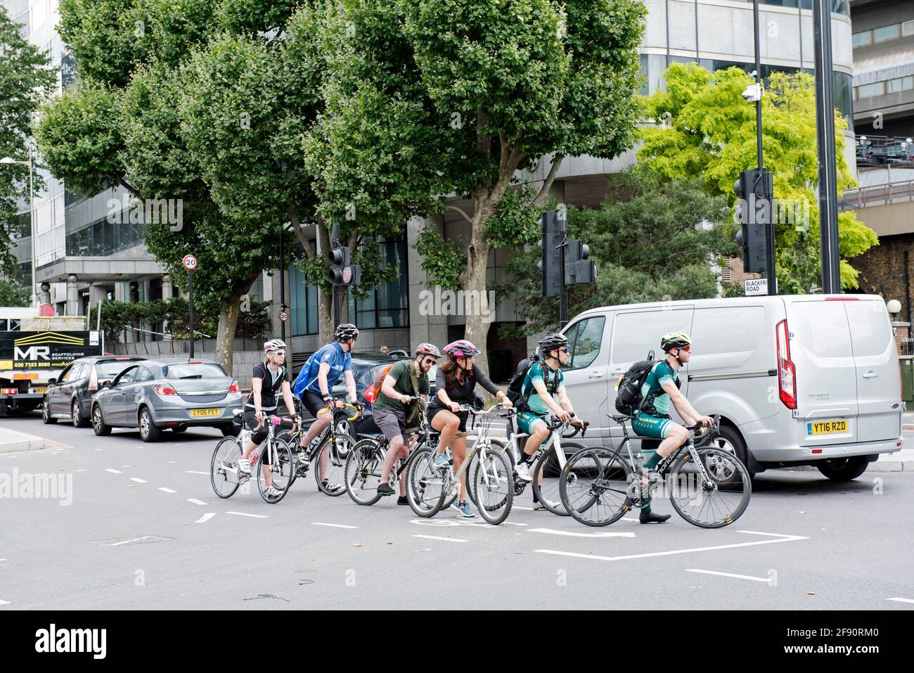 Grupo de ciclistas urbanos de ocio, hombres y mujeres en bicicleta a lo largo de Blackfriars Road, Londres Borough of Southwark Foto de stock