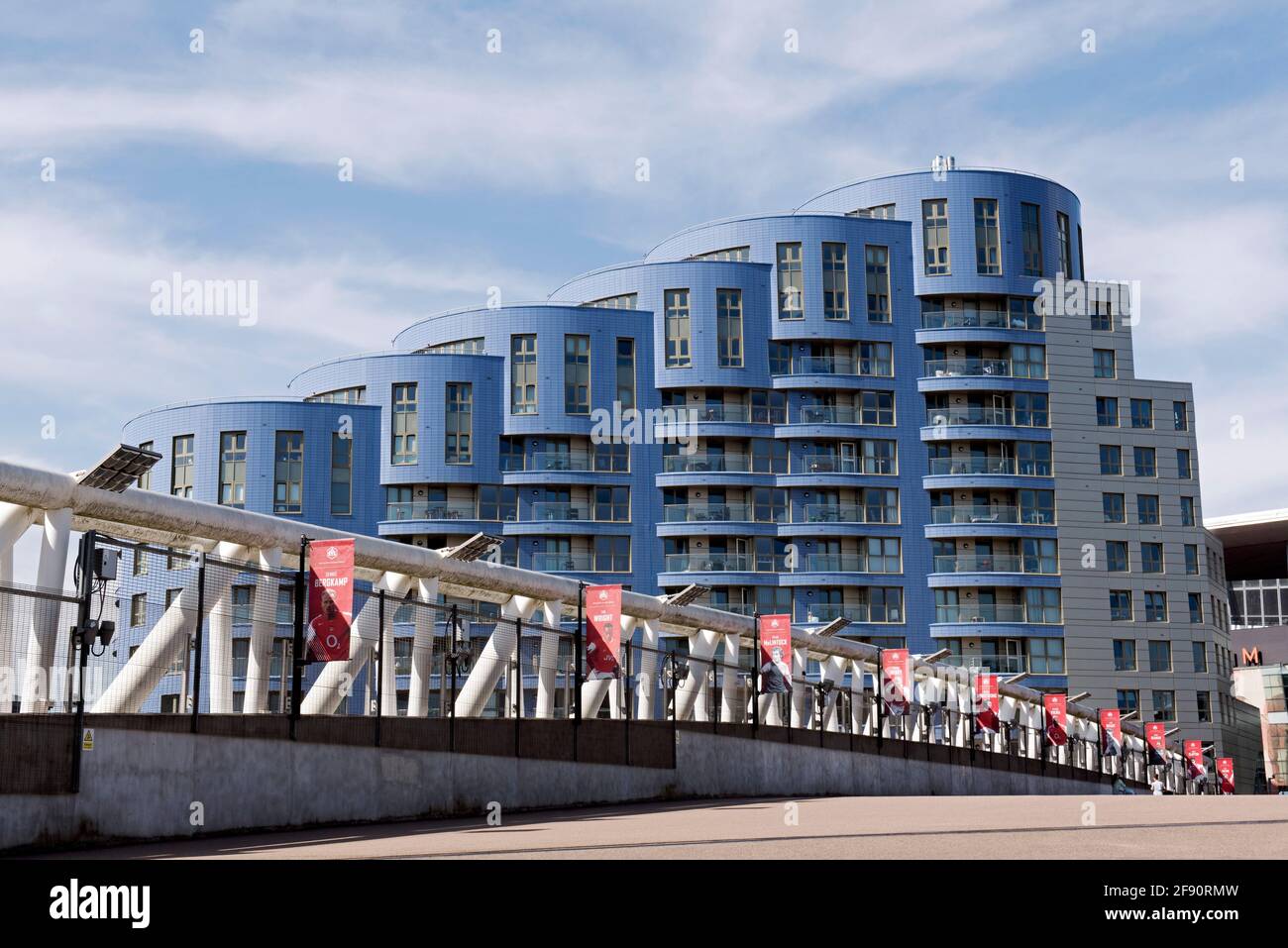 Pisos o apartamentos modernos conocidos como The Blue Drums By Piers Gough visto desde el puente sur que conduce desde Drayton Del Arsenal's Emirates Stadium Foto de stock
