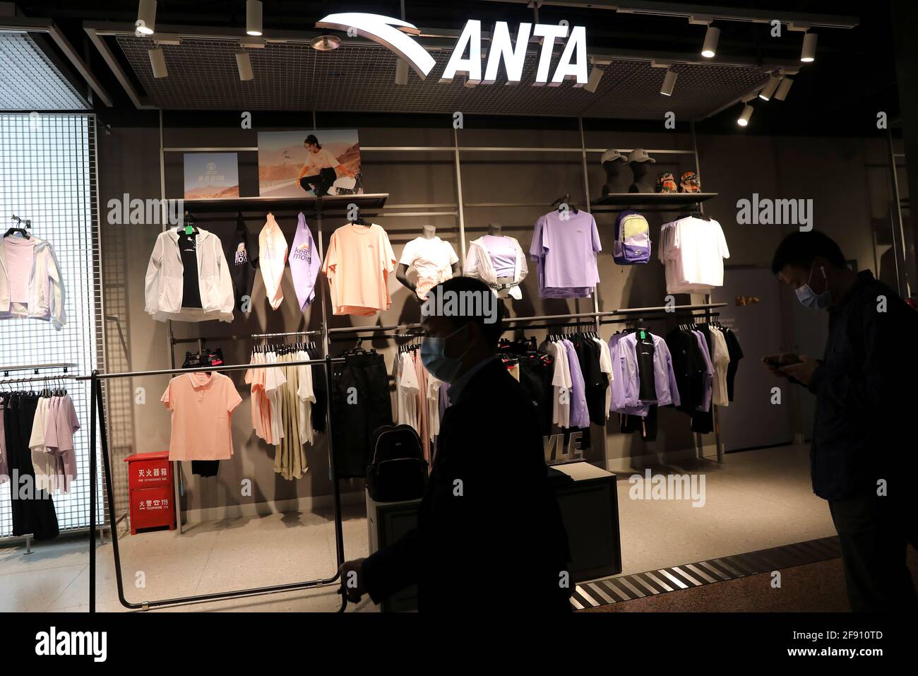 La gente pasa por una tienda de la marca china de ropa deportiva Anta en Beijing, China 15 de abril de 2021. Foto tomada 15 de abril de 2021. REUTERS/Tingshu Wang