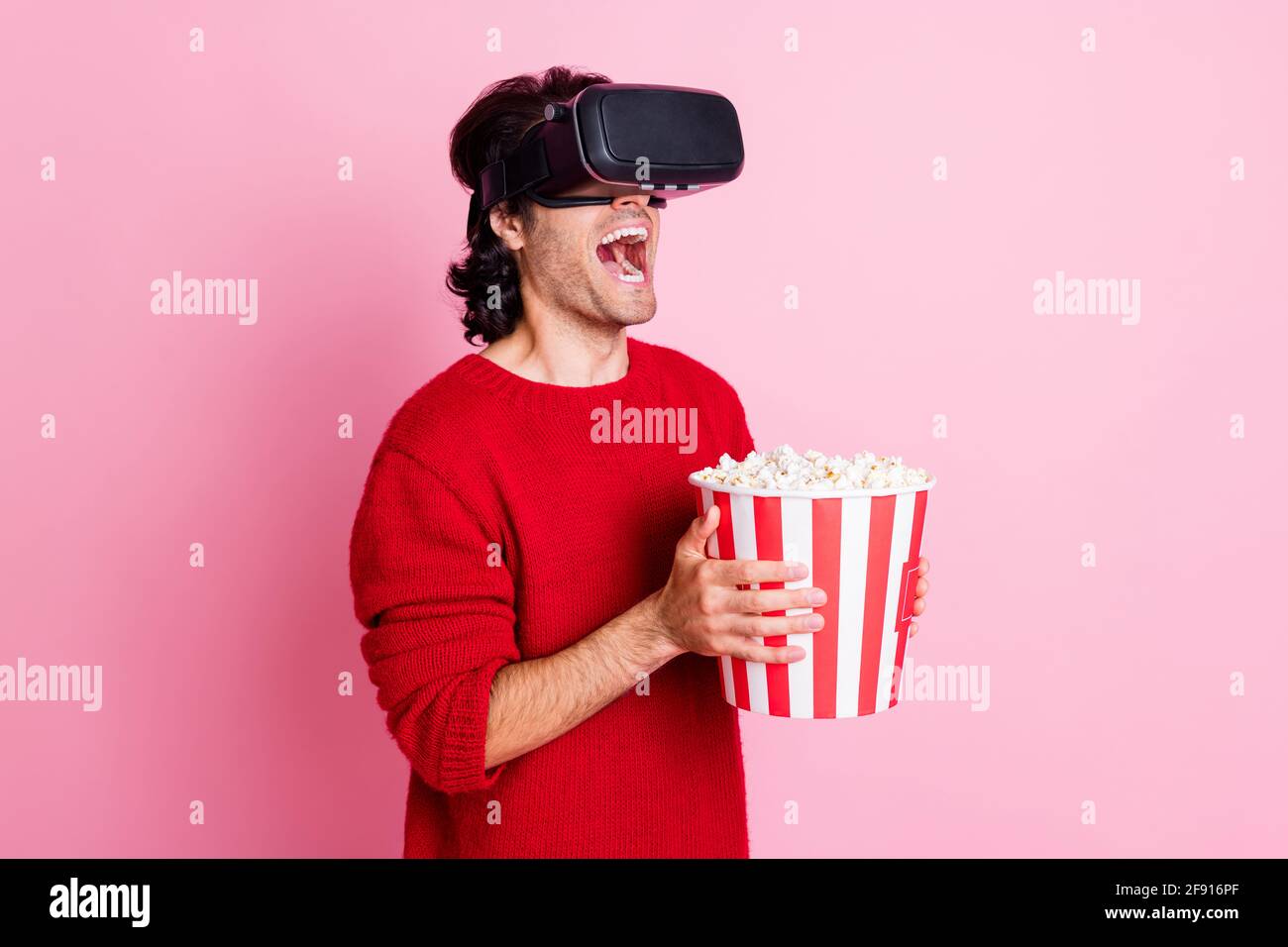 Foto Retrato Del Hombre Impresionado Con La Boca Abierta Con Tres Dimensiones Gafas Que