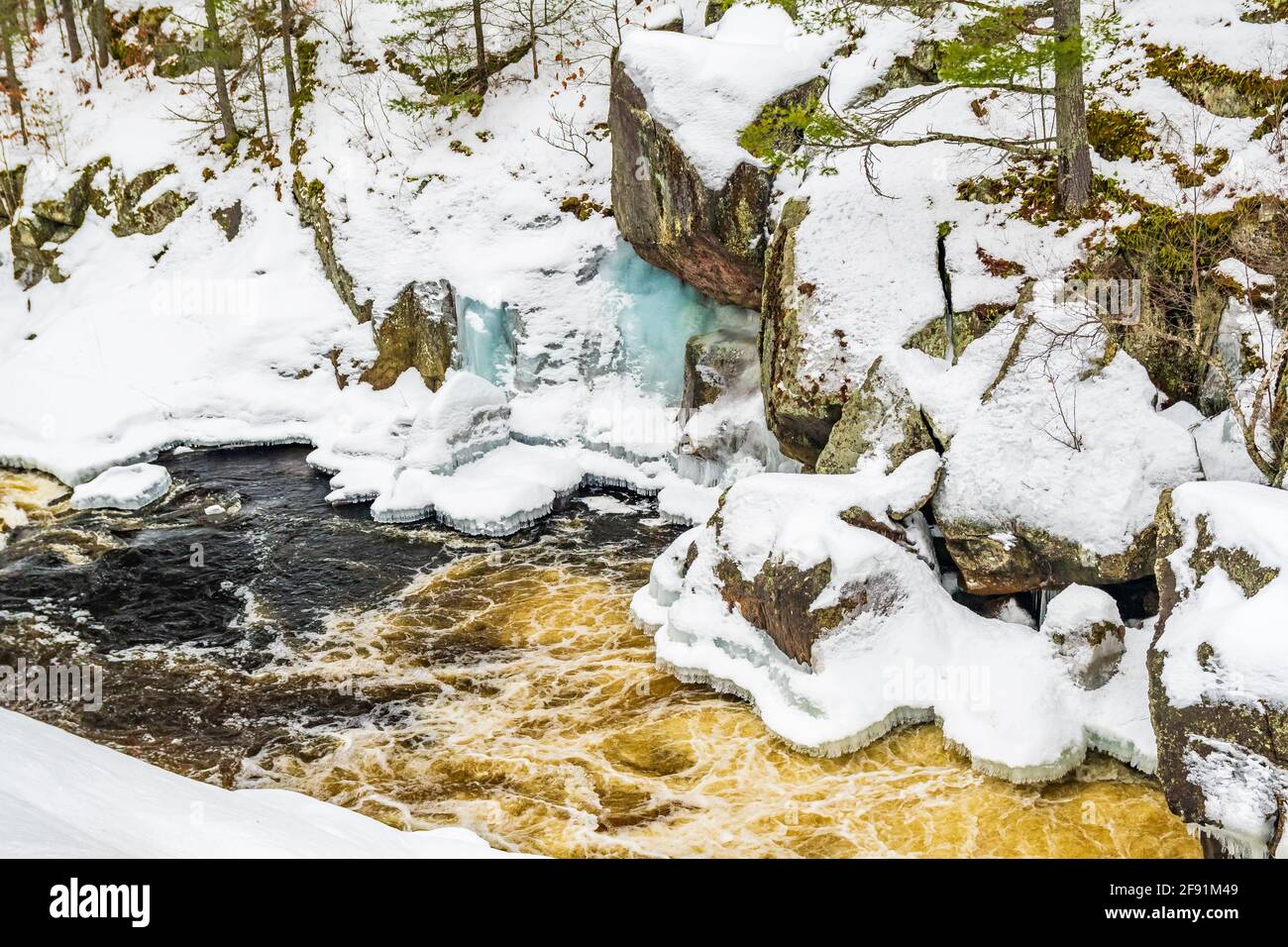 Área de Conservación Queen Elizabeth Victoria Falls Black River Washago Ontario Canadá en invierno Foto de stock