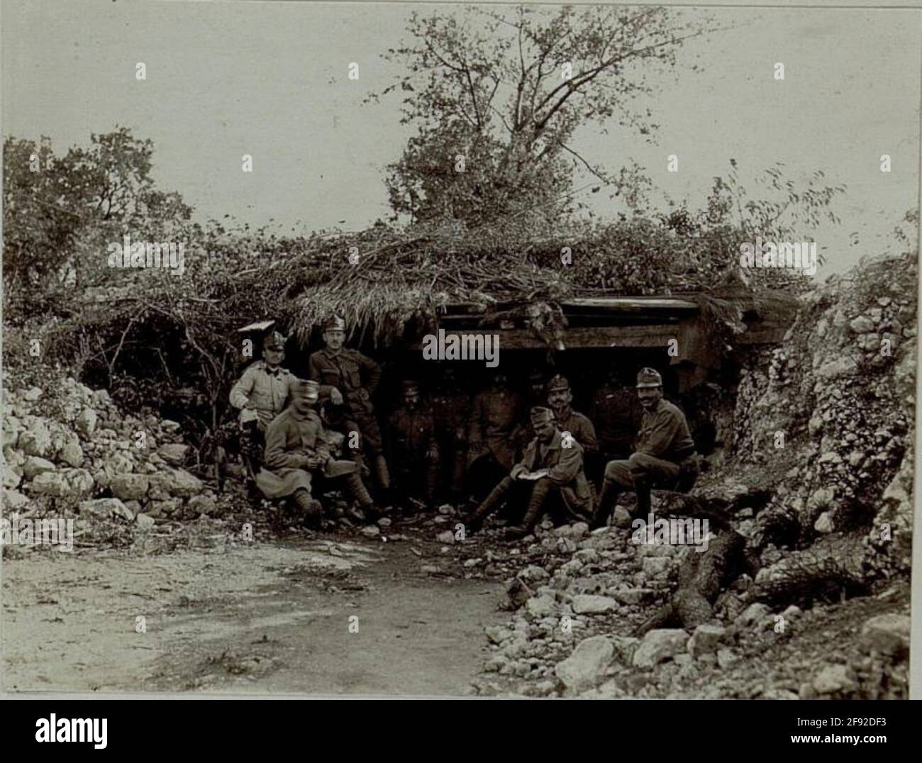 Bien camuflado y cubierto refugio, octubre de 1916. Foto de stock