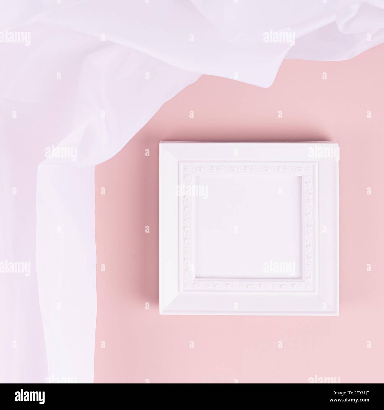 Abstracto interior de color rosa pastel con marco de fotos blanco cuadrado  para texto, diseño, póster, cuadros con cortina de seda en la pared rosa  pastel. Simulacro Fotografía de stock - Alamy