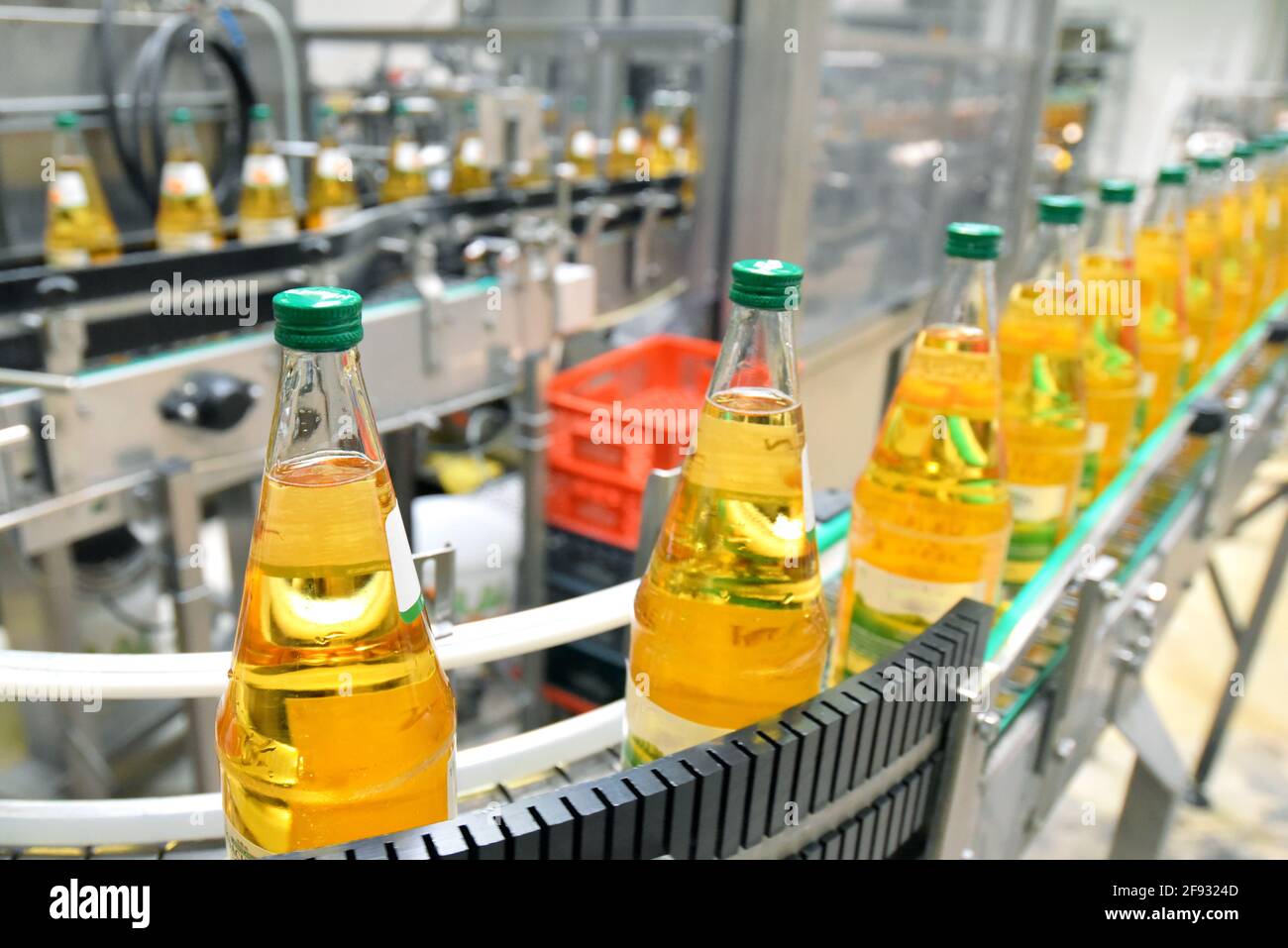 jugo de manzana en botellas de vidrio en una fábrica para la industria  alimentaria - embotellado y transporte Fotografía de stock - Alamy