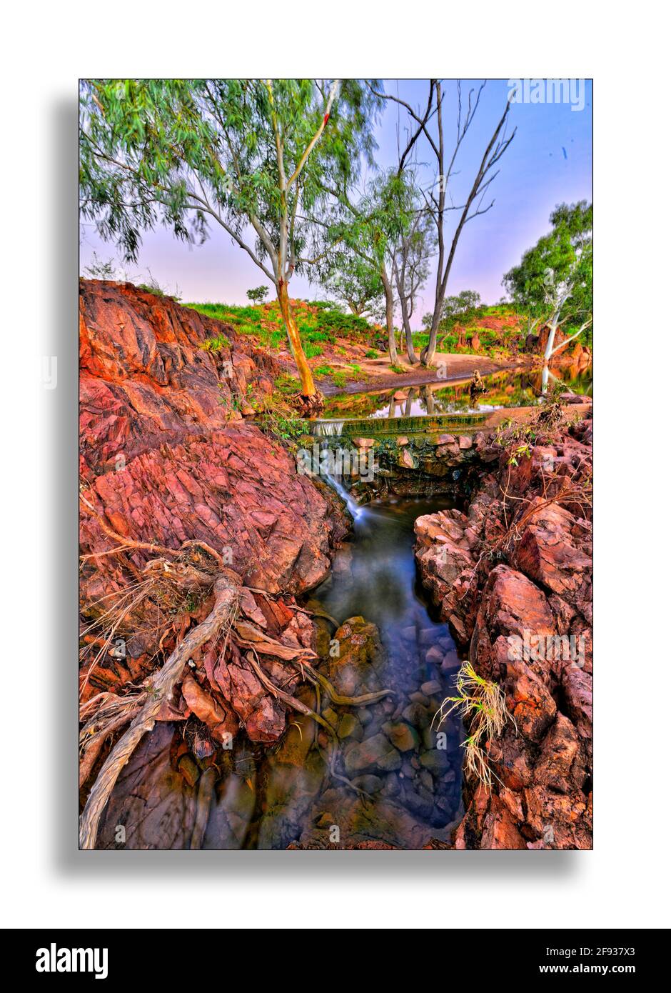 Exposición prolongada del agua que fluye en East Leichhardt Weir, North West Queensland, Australia Foto de stock