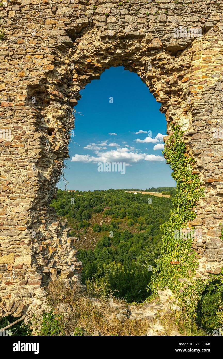 Las románticas ruinas de Château Rocher, con vistas al valle del río Sioule, son los restos de una construcción del siglo 13th. Saint-Rémy-de-Blot, Foto de stock