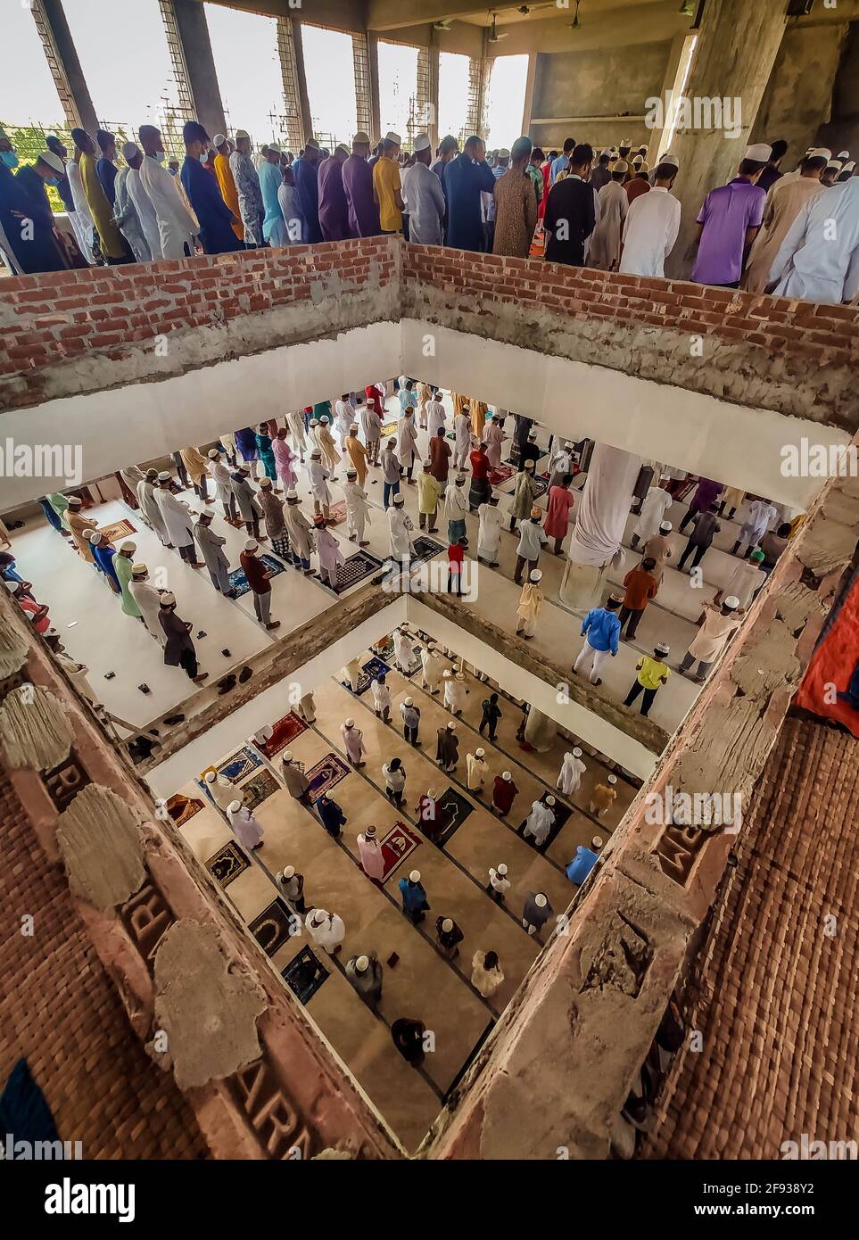 Barishal, Barishal, Bangladesh. 16th de Abr de 2021. A pesar de tener una situación de encierro en el país, donde a la mayoría de 20 personas se les permite rezar en una mezquita a la vez, la gente no molesta al Govt. Protocolo de salud y tomar su oración Jummah durante el mes santo en Ramadán en un número enorme en una mezquita es la ciudad de Barishal, Bangladesh sin mantener un mínimo distanciamiento social y muchos de ellos no pusieron una máscara también. Crédito: Mustasinur Rahman Alvi/ZUMA Wire/Alamy Live News Foto de stock