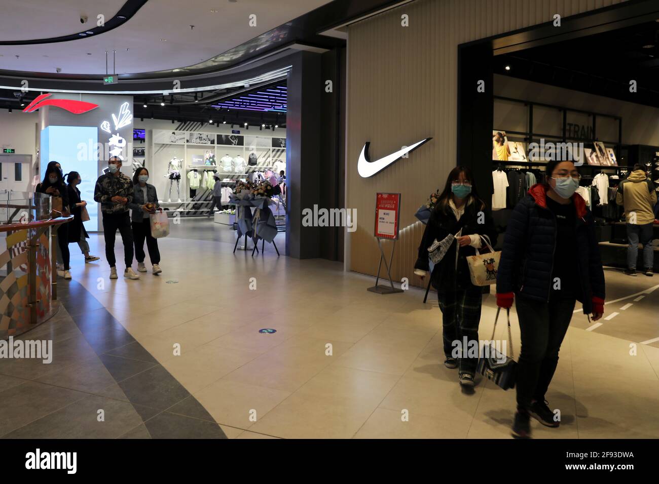 La gente camina por las tiendas de deportiva de Nike y Li-Ning en un recién inaugurado en Beijing, China, el 16 de abril de 2021. REUTERS/Tingshu Wang de