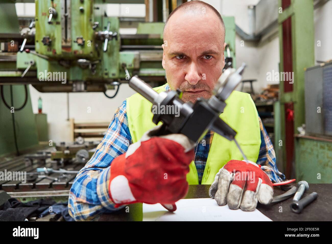 Trabajador de metales con herramientas trabaja en el taller de cerrajería  de metalurgia fábrica Fotografía de stock - Alamy