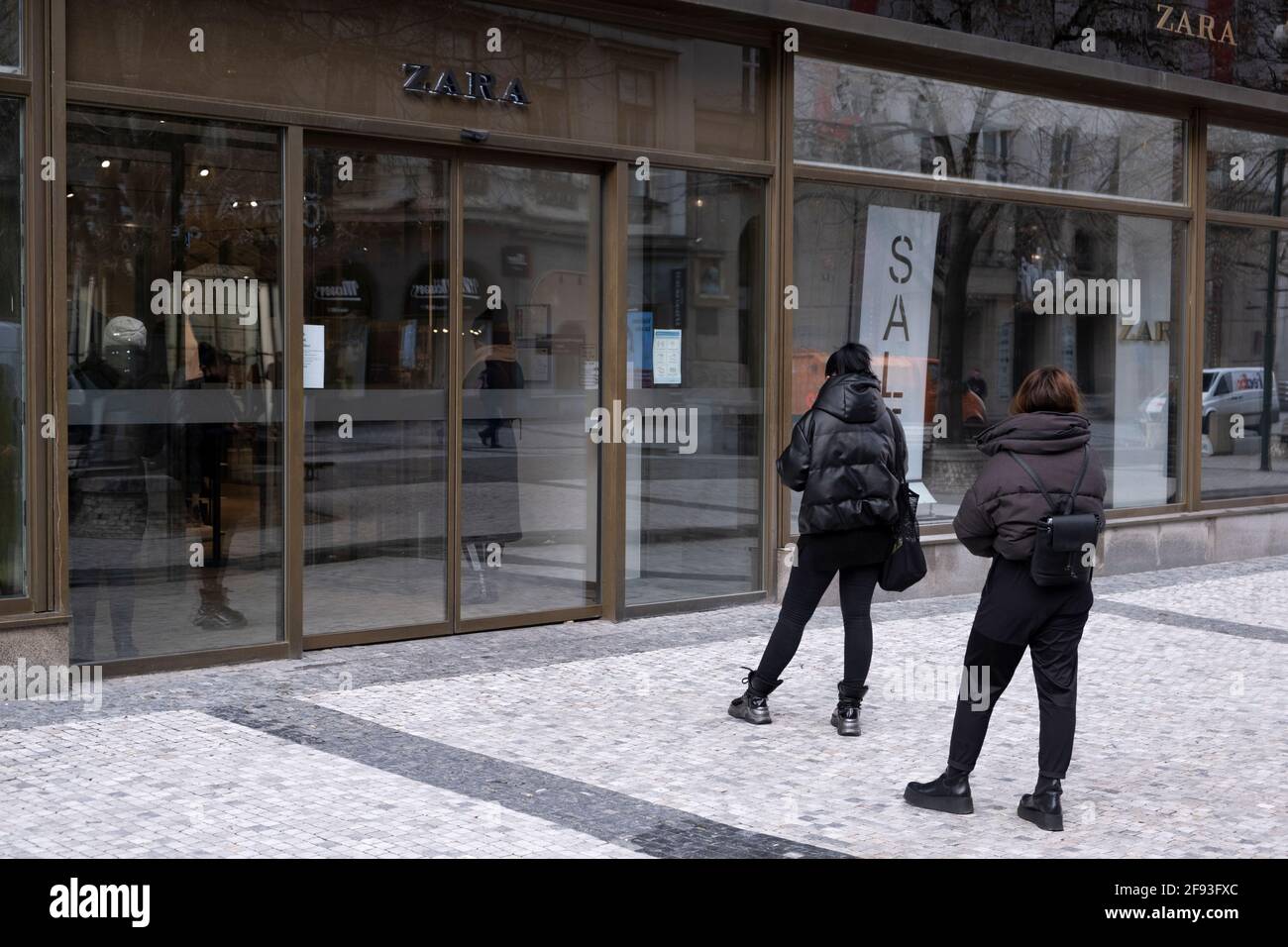 Praga, CZ - 13 de enero de 2021: Personas con distanciamiento social Cola  en la entrada de la tienda de ropa de moda 'ZARA' durante la pandemia de  Covid-19. Edición Fotografía de stock - Alamy