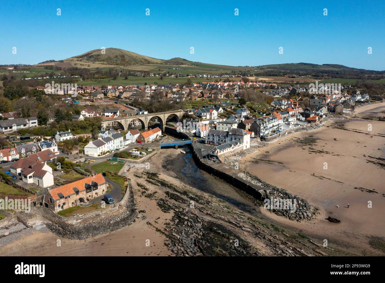 Vista aérea del Bajo Largo, Fife, famoso por ser el lugar de nacimiento de Alexander Selkirk en 1676 que sirvió de inspiración para el libro de Daniel Defoe Robinson Crusoe. Foto de stock