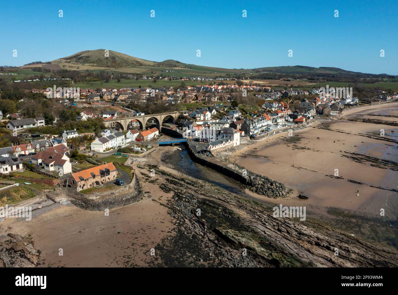 Vista aérea del Bajo Largo, Fife, famoso por ser el lugar de nacimiento de Alexander Selkirk en 1676 que sirvió de inspiración para el libro de Daniel Defoe Robinson Crusoe. Foto de stock