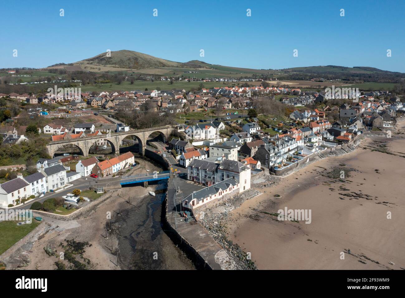 Vista aérea del Bajo Largo, Fife, famoso por ser el lugar de nacimiento de Alexander Selkirk en 1676 que sirvió de inspiración para el libro de Daniel Defoe Robinson Crusoe. Foto de stock