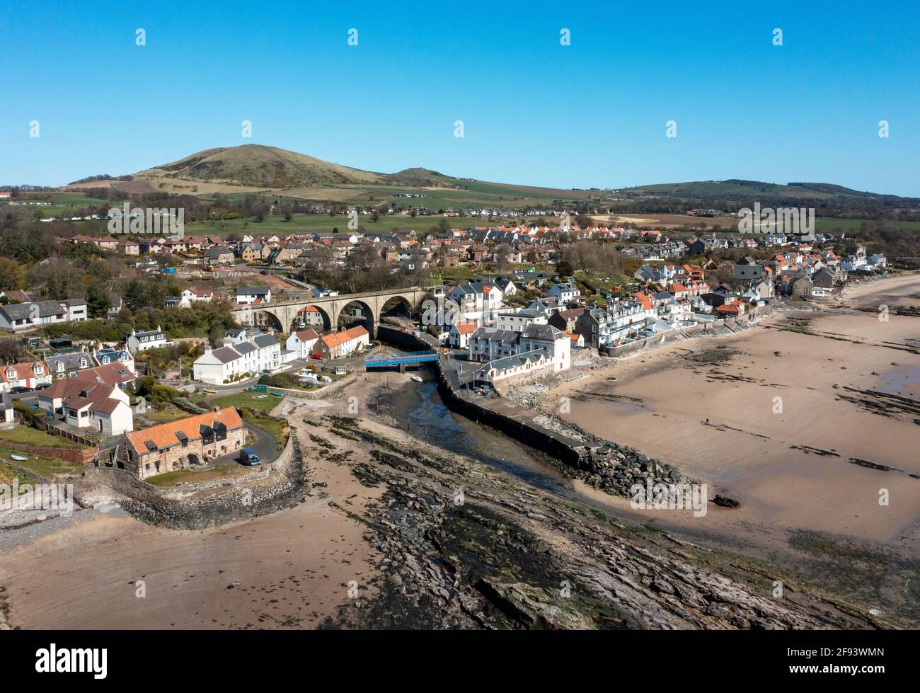 Vista aérea del Bajo Largo, Fife, famoso por ser el lugar de nacimiento de Alexander Selkirk en 1676 que sirvió de inspiración para el libro de Daniel Defoe Robinson Crusoe. Foto de stock