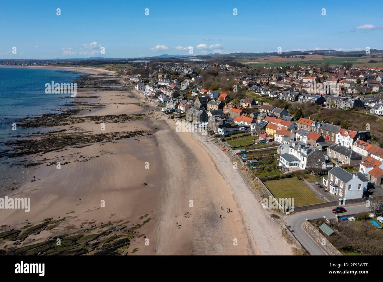 Vista aérea del Bajo Largo, Fife, famoso por ser el lugar de nacimiento de Alexander Selkirk en 1676 que sirvió de inspiración para el libro de Daniel Defoe Robinson Crusoe. Foto de stock