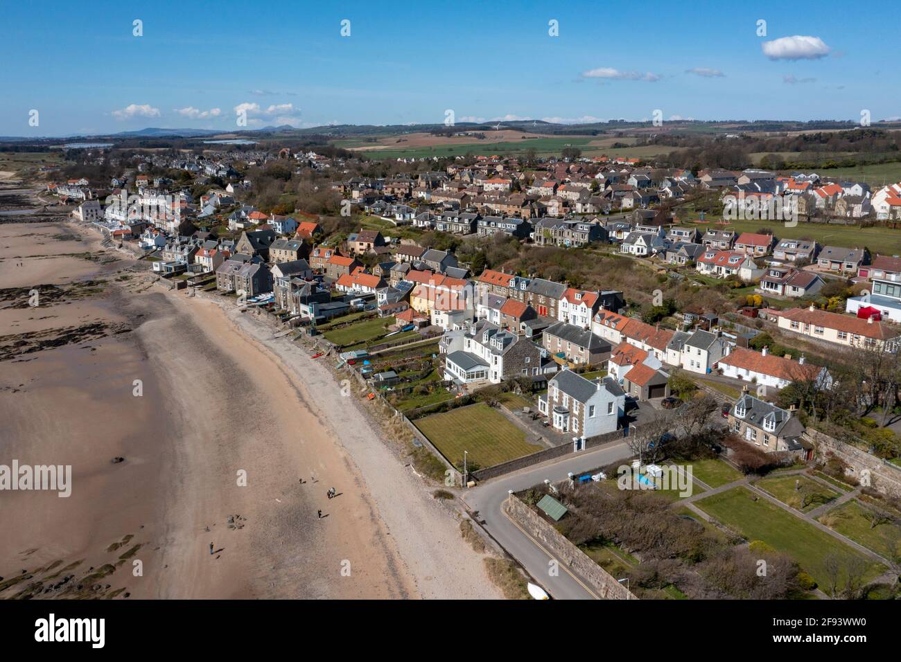 Vista aérea del Bajo Largo, Fife, famoso por ser el lugar de nacimiento de Alexander Selkirk en 1676 que sirvió de inspiración para el libro de Daniel Defoe Robinson Crusoe. Foto de stock
