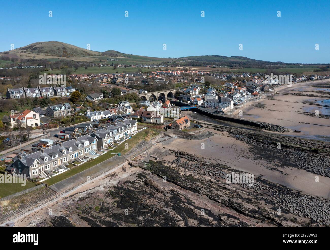 Vista aérea del Bajo Largo, Fife, famoso por ser el lugar de nacimiento de Alexander Selkirk en 1676 que sirvió de inspiración para el libro de Daniel Defoe Robinson Crusoe. Foto de stock