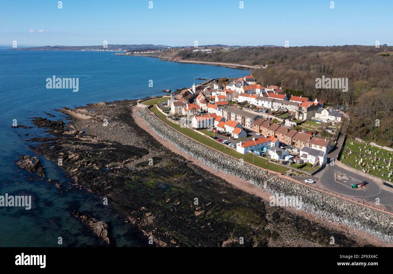 Vista aérea de West Wemyss Un pequeño pueblo pesquero en la costa de Fife, Escocia, Reino Unido. Foto de stock