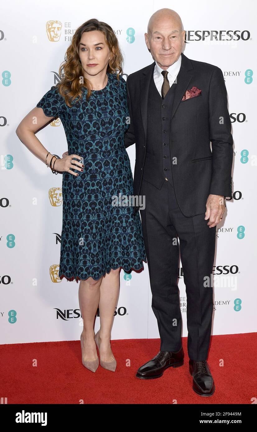 Sunny Ozell y Patrick Stewart asisten a la fiesta de los nominados de la BAFTA en el Palacio de Kensington en Londres. 17th de febrero de 2018 © Paul Treadway Foto de stock