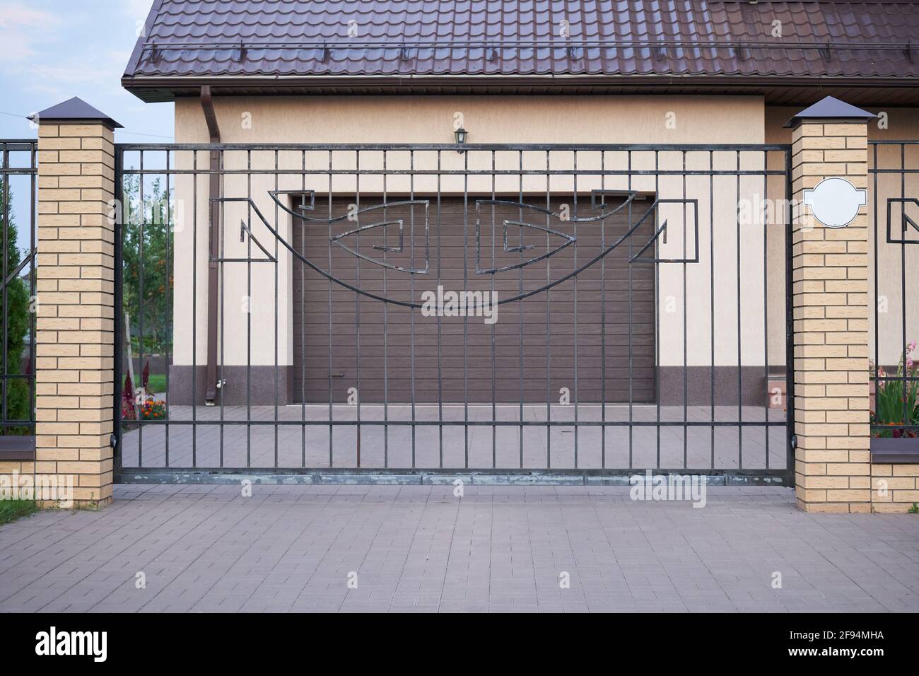 Puertas corredizas de metal para entrar en una casa privada de garaje Foto de stock