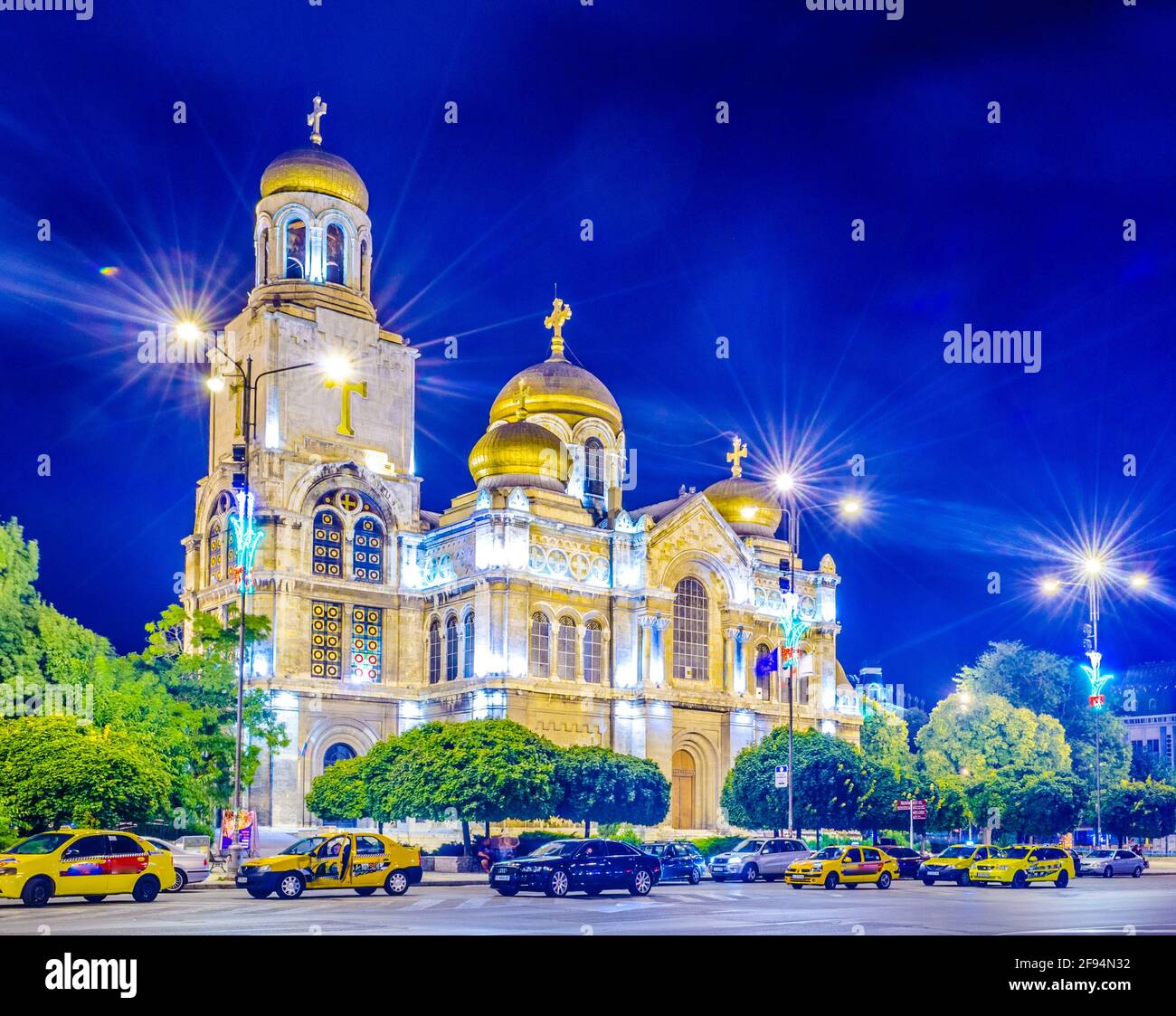 Vista nocturna de la Dormición de la catedral de Theotokos en Varna