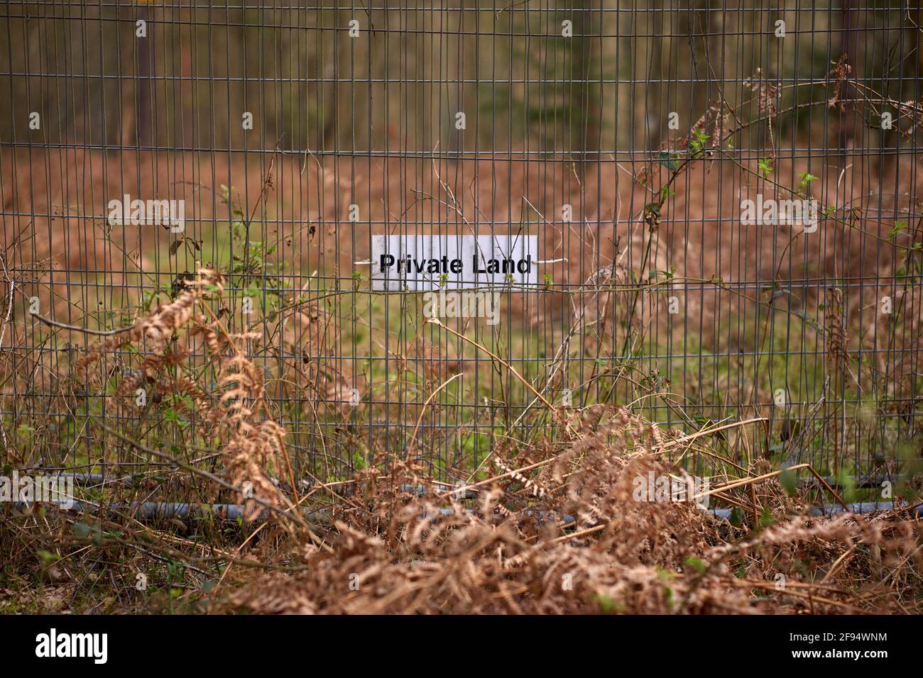 Tierra privada sin señales de entrada, sin señales de derecho de paso público en el Reino Unido Foto de stock