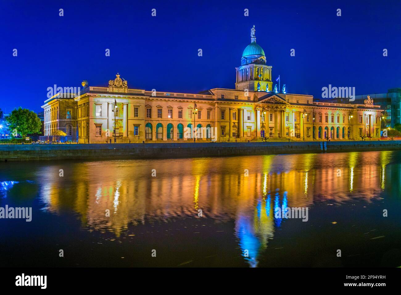 Vista nocturna de la casa de encargo situada al lado del río Liffey en Dublín, Irlanda Foto de stock