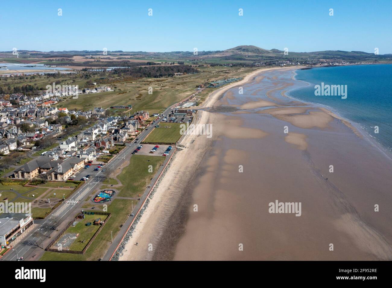 Vista aérea de la playa de Leven y del campo de golf de Leven, Leven, Fife, Escocia. Foto de stock