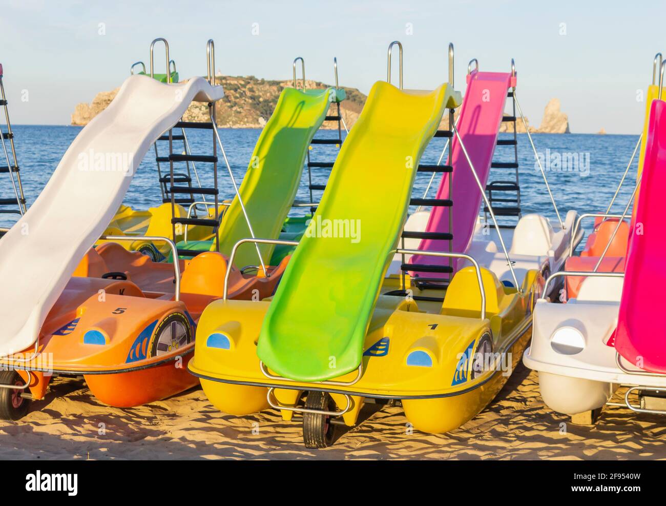 Pedalos coloridos o botes de pedales con tobogán en beach.Summer concepto  con botes de pedal con el mar Mediterráneo en background.Spain Fotografía  de stock - Alamy
