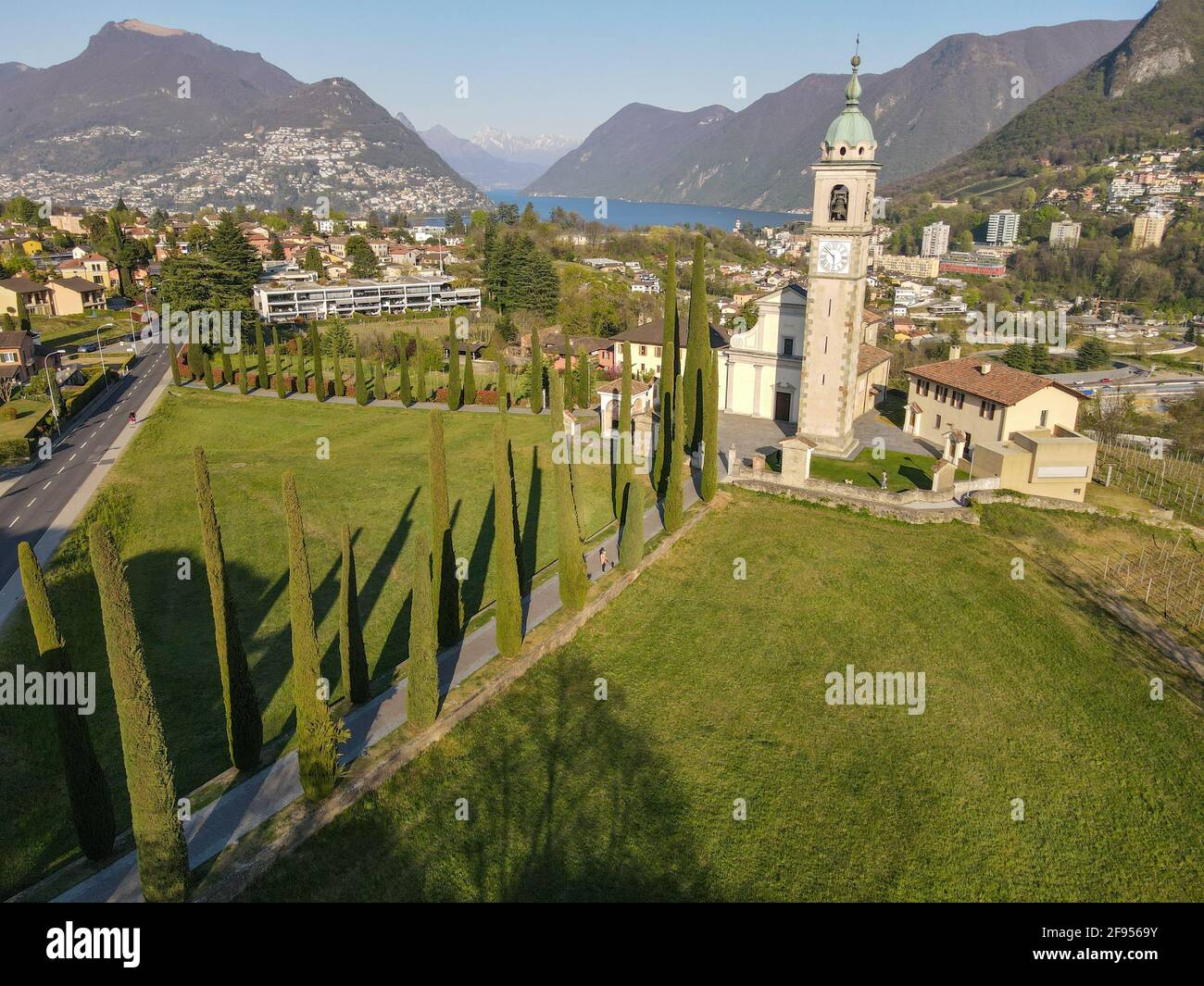 La iglesia de San Abbondio en Gentilino sobre Lugano La parte italiana de Swizerland Foto de stock