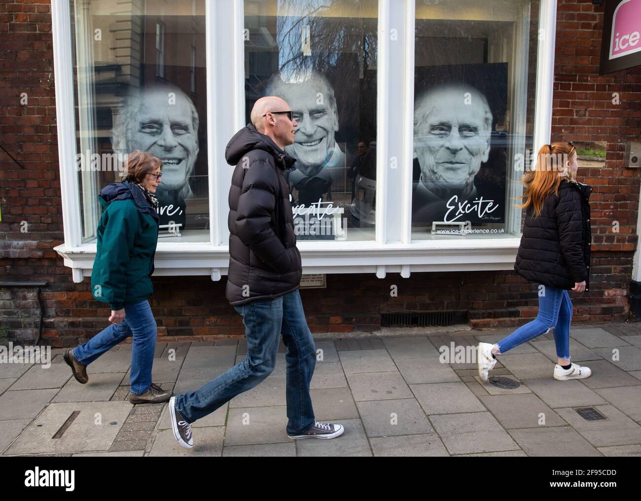 Miembros del público caminan por una exhibición de fotografías con el rostro del Príncipe Felipe. Murió el 9th de abril. Su funeral tuvo lugar el 17th de abril. Foto de stock