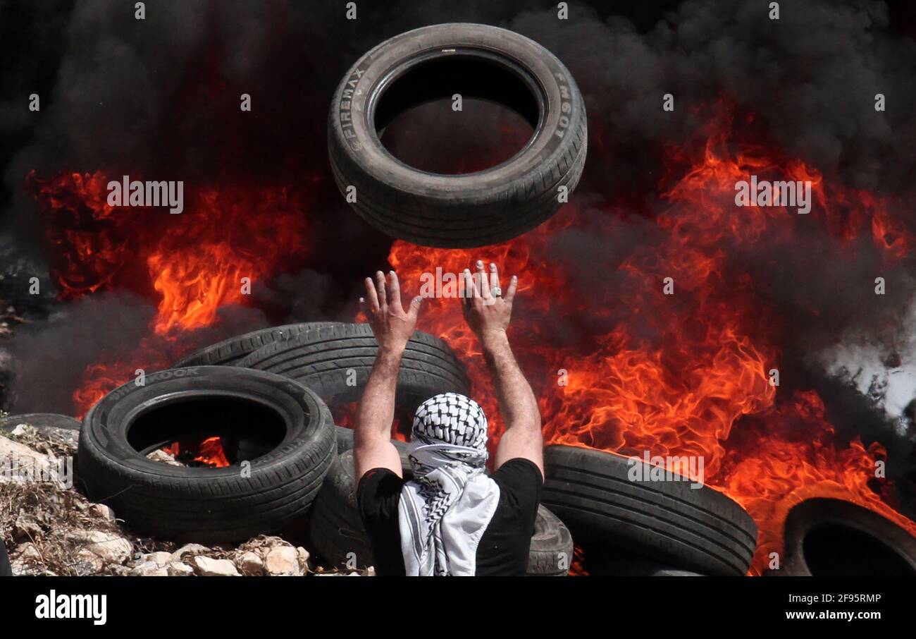 Naplusa. 16th de Abr de 2021. Un manifestante palestino dispara un neumático de automóviles durante los enfrentamientos tras una protesta contra la expansión de los asentamientos judíos en la aldea de Kufr Qadoom, cerca de la ciudad de Naplusa, en la Ribera Occidental, el 16 de abril de 2021. Crédito: Nidal Eshtayeh/Xinhua/Alamy Live News Foto de stock