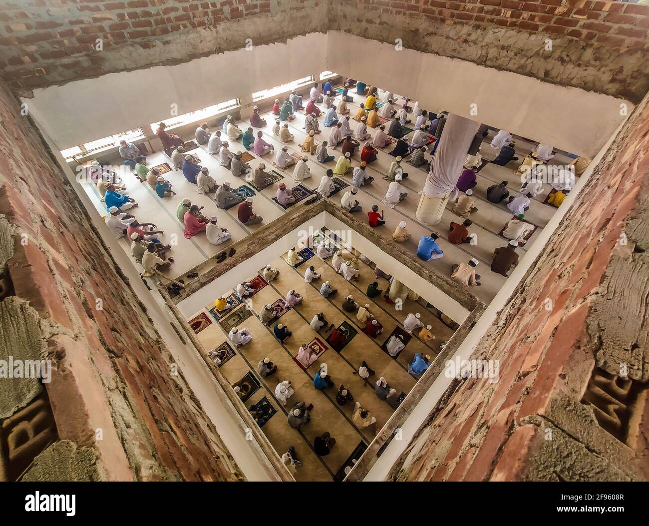 Barishal, Bangladesh. 16th de Abr de 2021. A pesar de tener un encierro en el país, donde como máximo 20 personas pueden orar en una mezquita a la vez, la gente no sigue al Govt. Protocolo de salud y tomar su oración Jummah durante el mes santo en Ramadán en un número enorme en una mezquita en Barishal, Bangladesh. Crédito: Mustasinur Rahman Alvi/ZUMA Wire/Alamy Live News Foto de stock