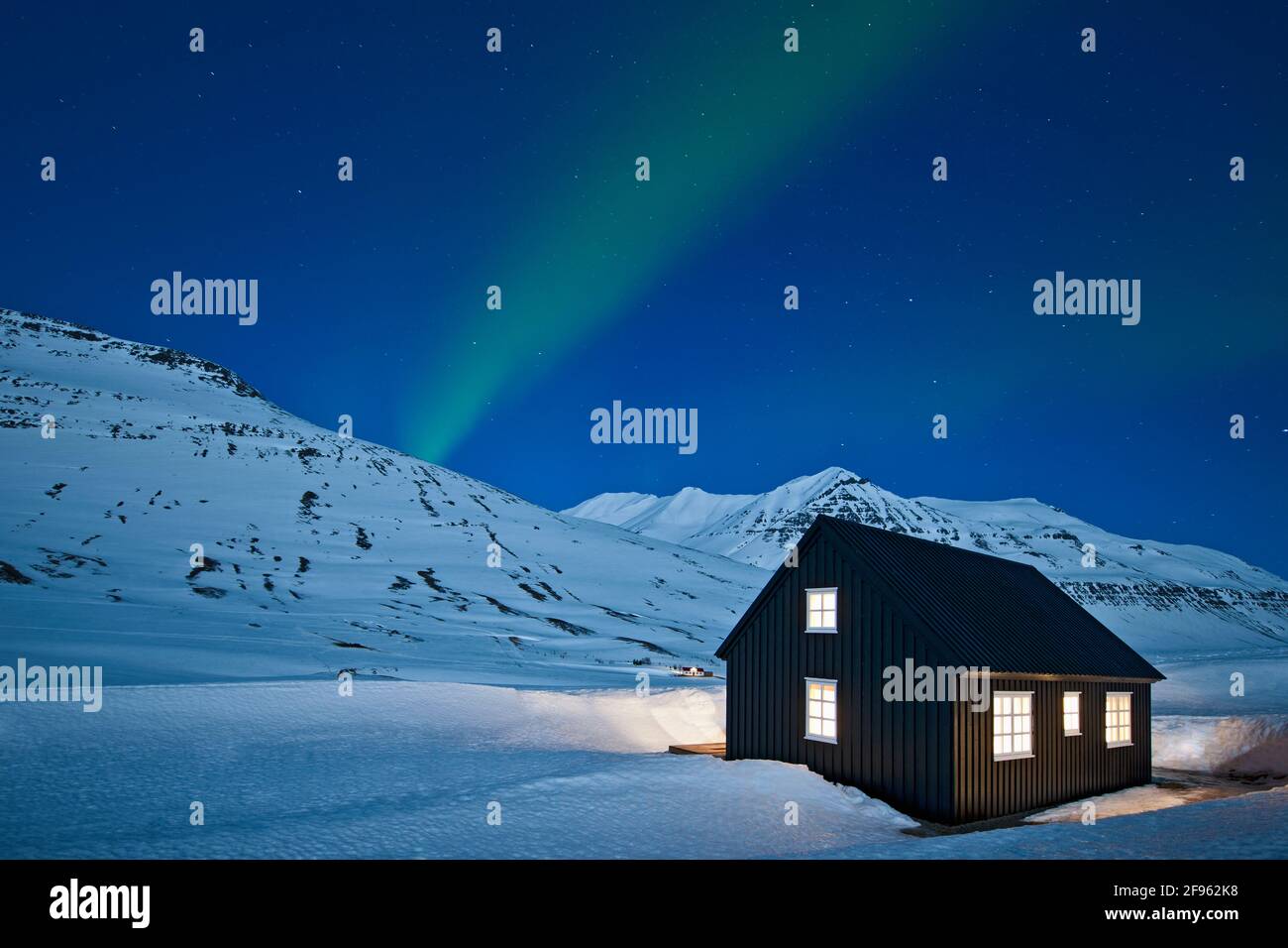 Aurora Borealis sobre la remota casa de esquí en Islandia en un noche clara Foto de stock