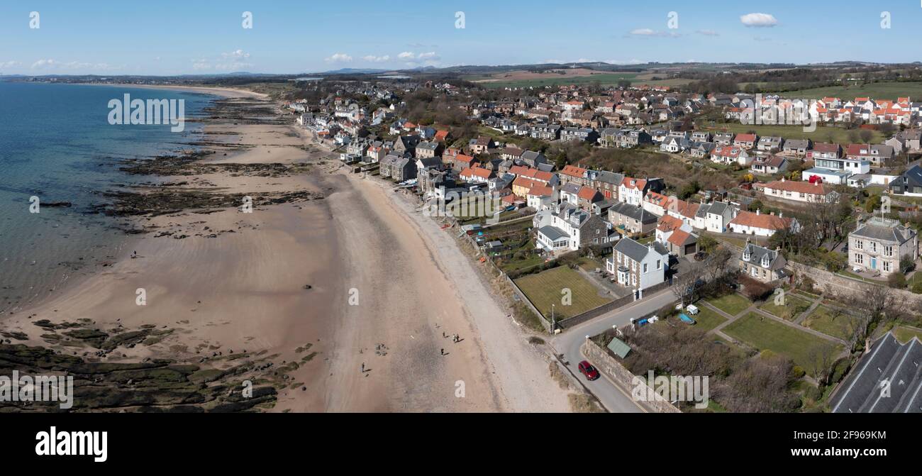 Vista aérea del Bajo Largo, Fife, famoso por ser el lugar de nacimiento de Alexander Selkirk en 1676 que sirvió de inspiración para el libro de Daniel Defoe Robinson Crusoe. Foto de stock
