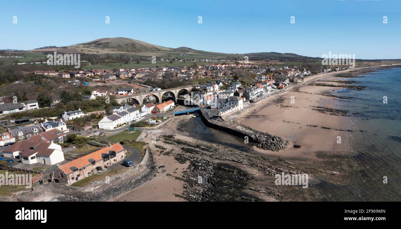 Vista aérea del Bajo Largo, Fife, famoso por ser el lugar de nacimiento de Alexander Selkirk en 1676 que sirvió de inspiración para el libro de Daniel Defoe Robinson Crusoe. Foto de stock