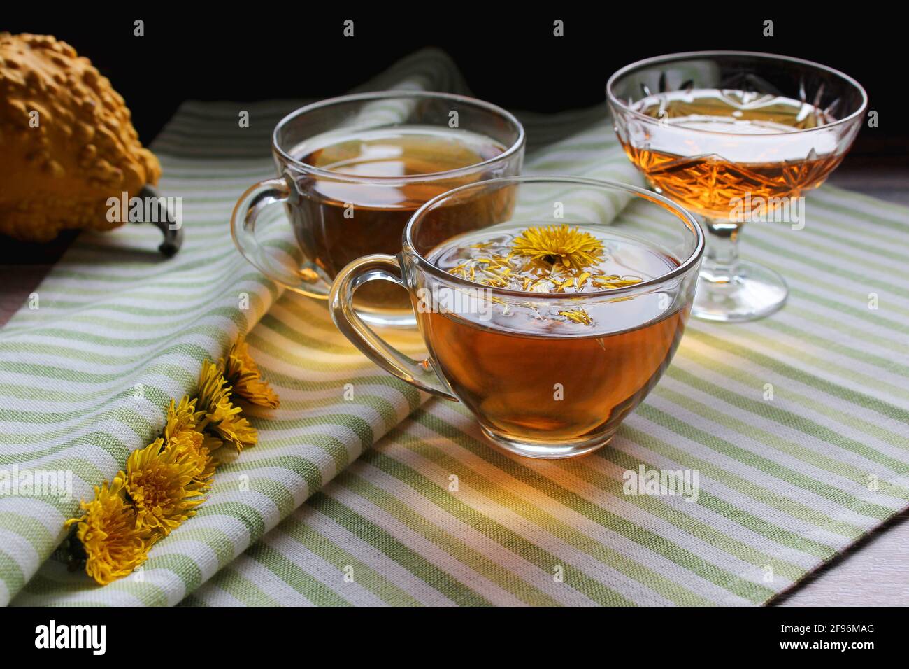Taza de té de diente de león sano con miel. Bebida vitamínica. Medicina herbaria. Espacio de copia. Foto de stock