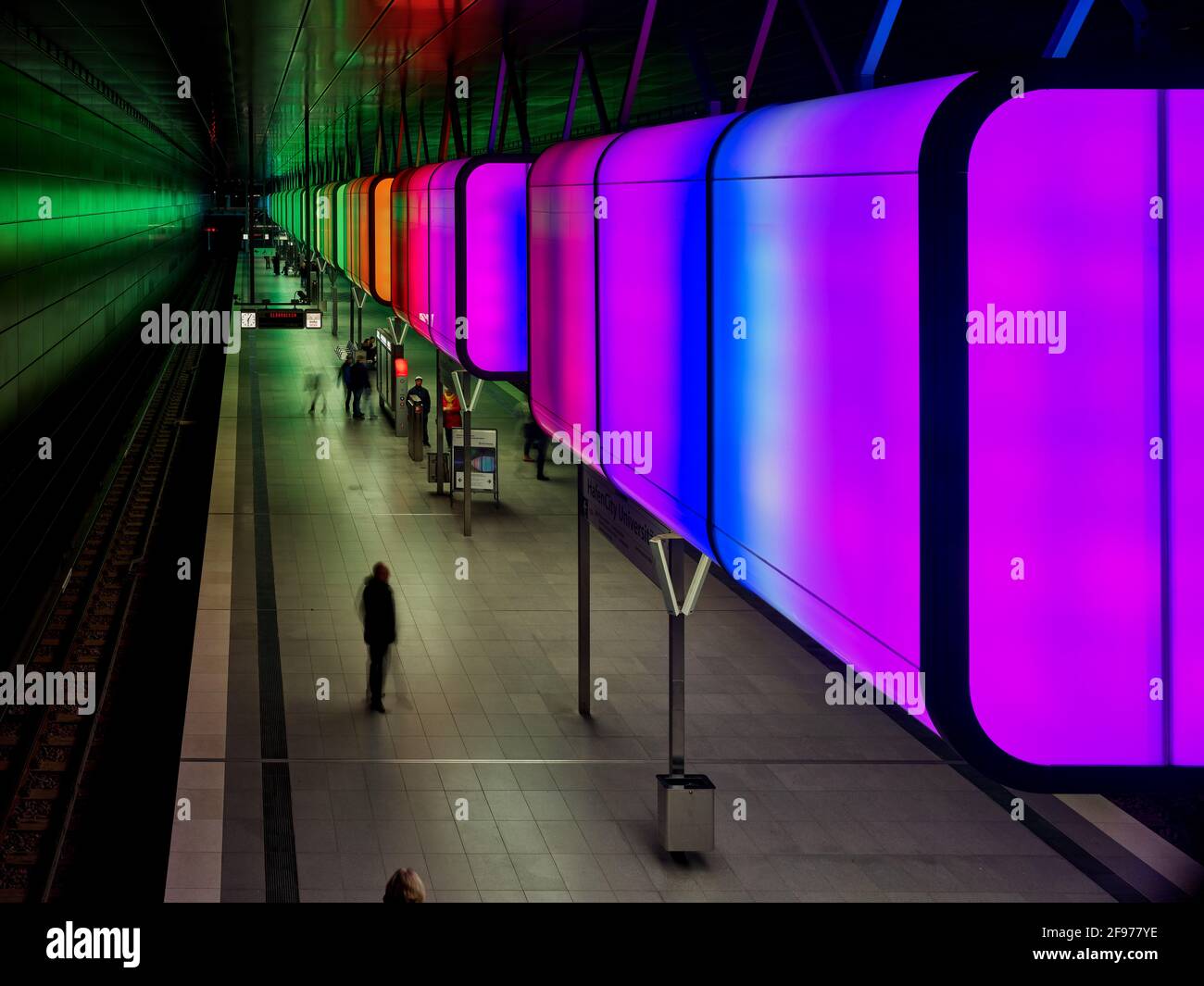 Un espectáculo de color acompañado de música clásica le da la bienvenida a los viajeros La estación de metro “HafenCity Universitt” de Hamburgo a horas seleccionadas Foto de stock