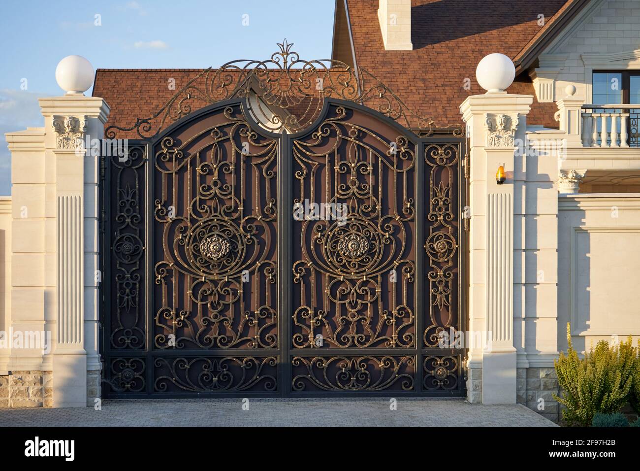 Puertas de metal forjado de lujo Foto de stock