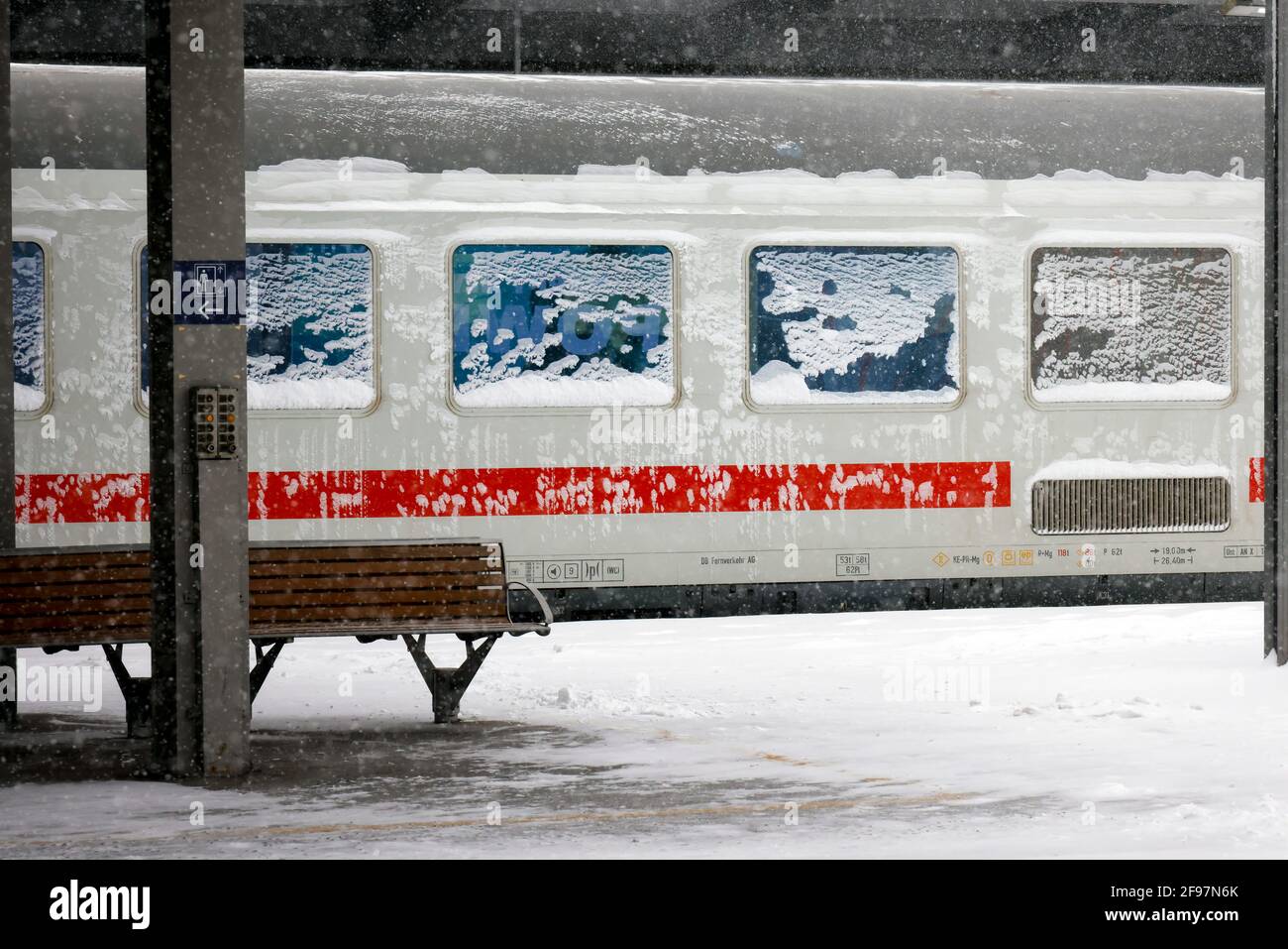 Essen, Renania del Norte-Westfalia, Alemania - Inicio del invierno En la zona de Ruhr, estación de tren de Essen, muchos trenes se retrasan o cancelan debido al hielo y la nieve. Foto de stock