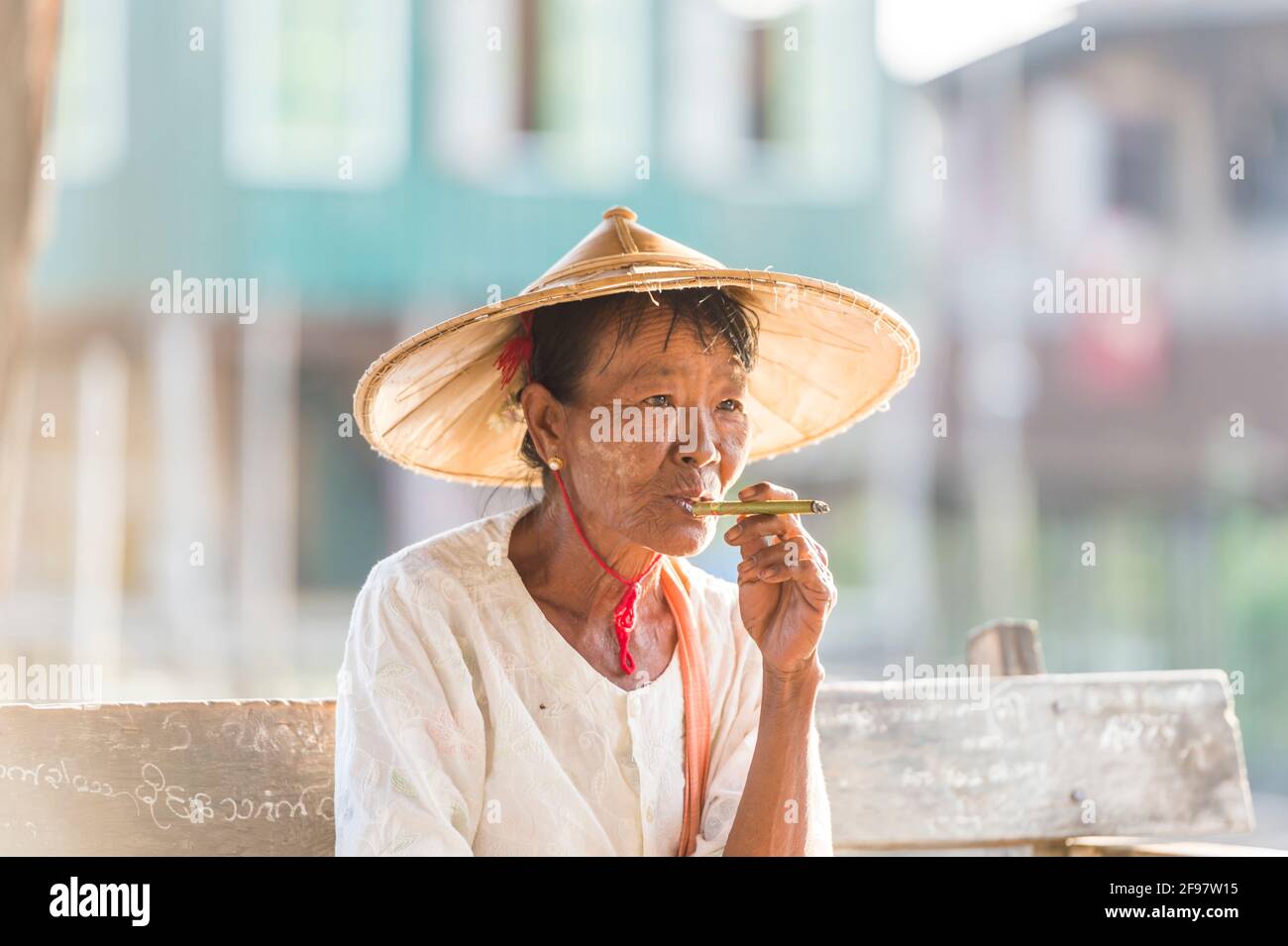Myanmar, escenas en el lago Inle, en el bosque de la pagoda Kakku, ciudadano mayor, sombrero, cigarrillo, Foto de stock