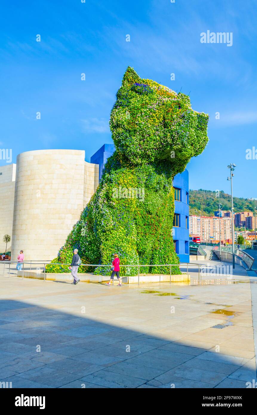 Perro de flores en Bilbao, País Vasco Fotografía de stock - Alamy