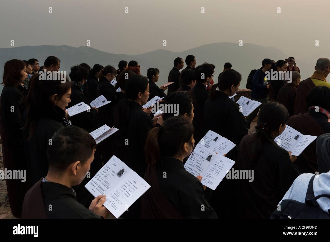 India, Rajagriha, cumbre de buitre, monjes, oración, Foto de stock