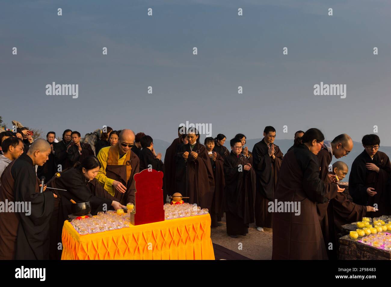 India, Rajagriha, cumbre de buitre, monjes, oración, Foto de stock