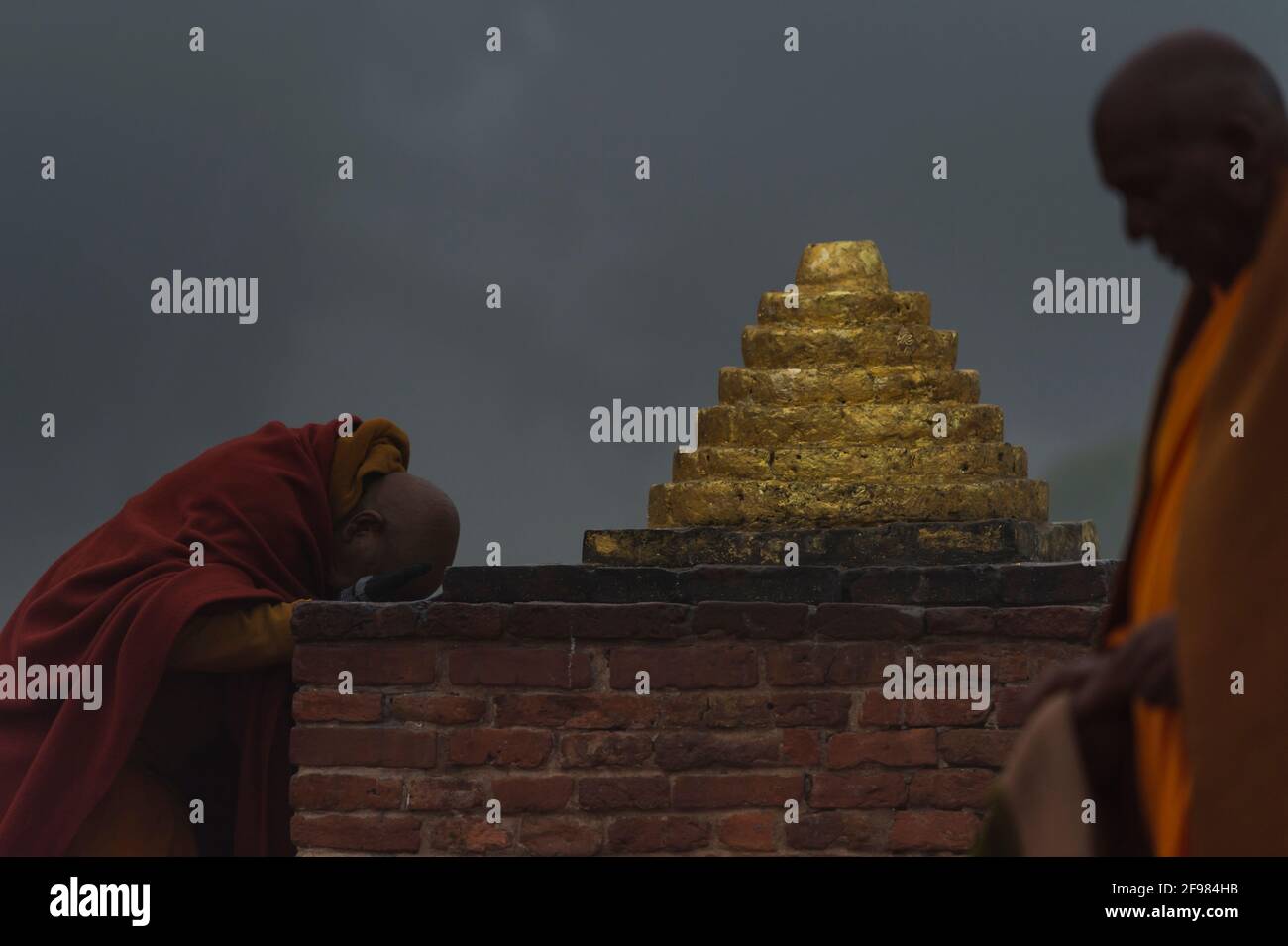 India, Shravasti, Monasterio de Jetavana, monjes, oración Foto de stock