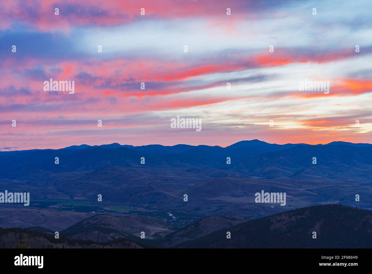 Espectacular amanecer sobre las colinas de Metow Valley en Washington Foto de stock