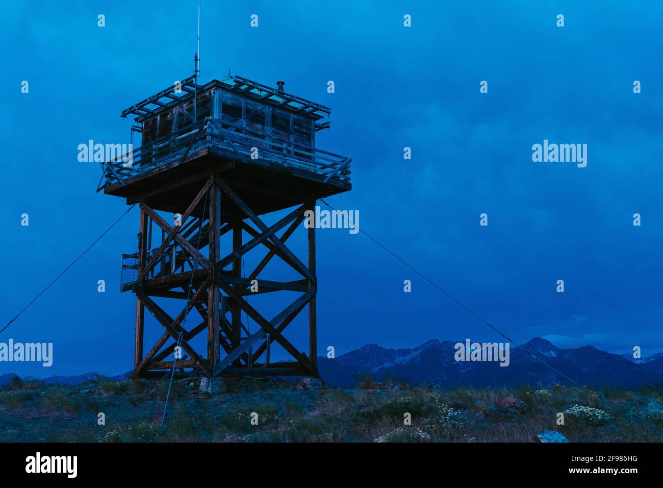 Antigua torre de vigilancia de incendios en la cima de la colina North Cascades NP Foto de stock