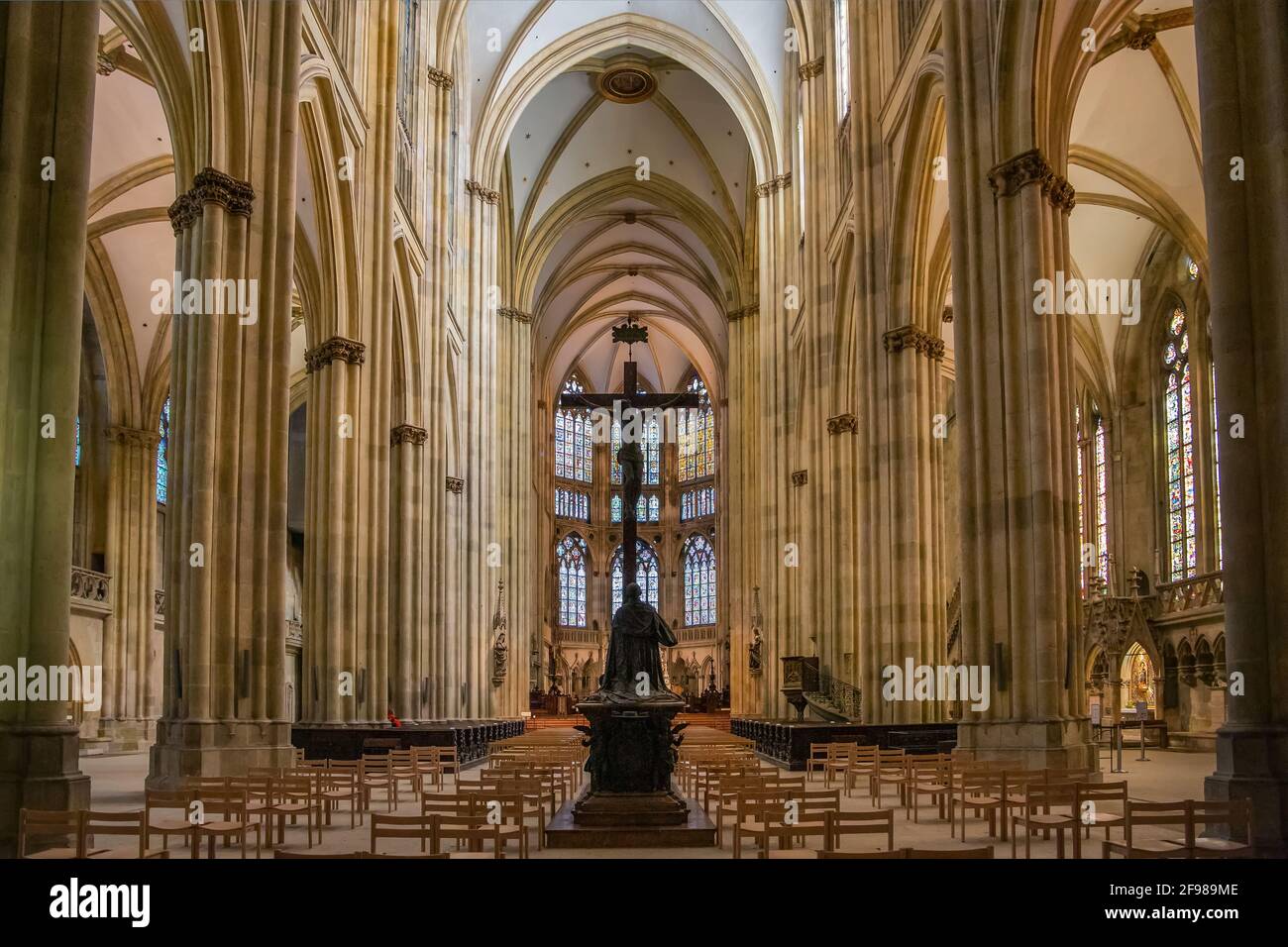 Vista interior con nave de la Catedral de San Pedro en el casco antiguo, Regensburg, Danubio, Palatinado Superior, Baviera, Alemania, Patrimonio de la Humanidad de la UNESCO Foto de stock