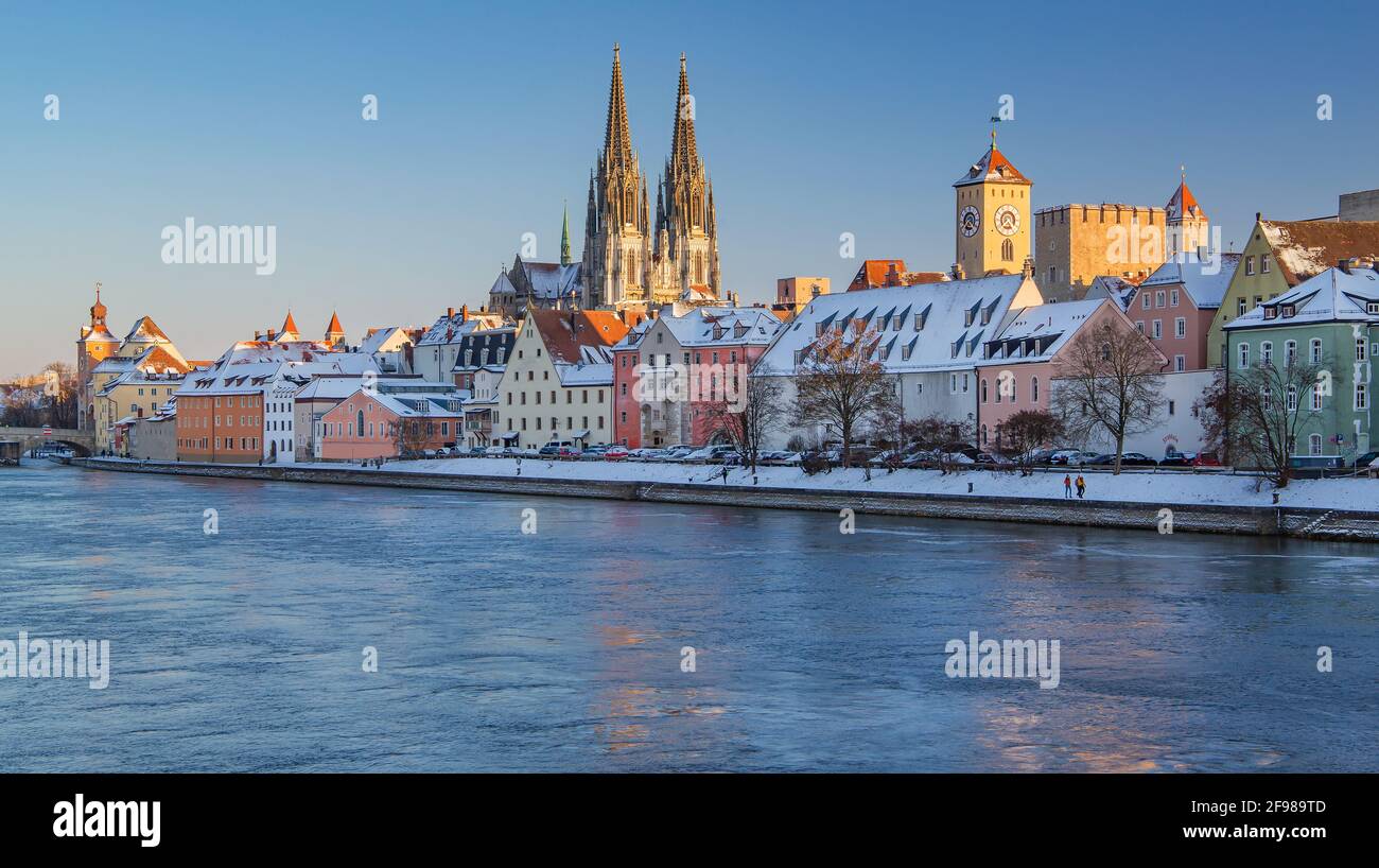 Frente al mar en la orilla del Danubio con la Catedral de San Pedro y la Torre Dorada en el casco antiguo, Regensburg, Danubio, Palatinado Superior, Baviera, Alemania, Patrimonio de la Humanidad de la UNESCO Foto de stock